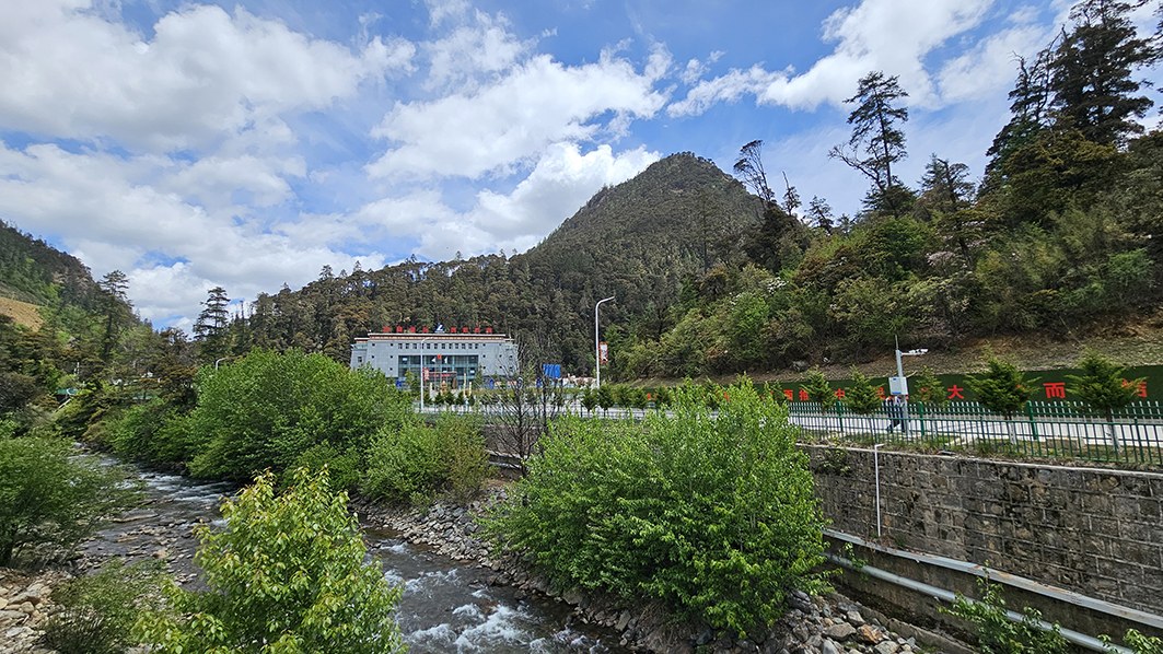 圖為蒼翠環(huán)繞的迪慶有色廠區(qū)。孫諾農(nóng)布 攝